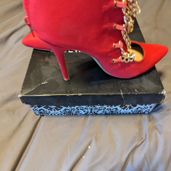 LADIES RED BOOTIES WITH GOLD CHAINS - Picture 2 of 8